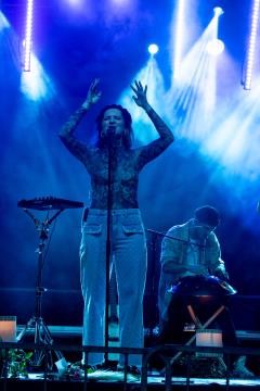 Maja Keuc s skupino (12)